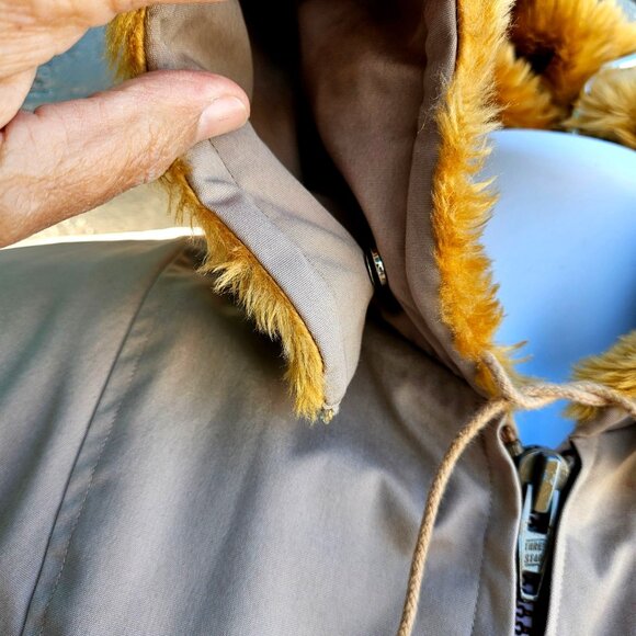 Vintage Triton Hall Hong Kong Men’s Ski Jacket Faux Fur Lined Beige Hood - Picture 11 of 16